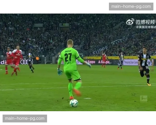 特写镜头：美因茨门将曾特纳神勇扑出对手必进单刀，振臂怒吼